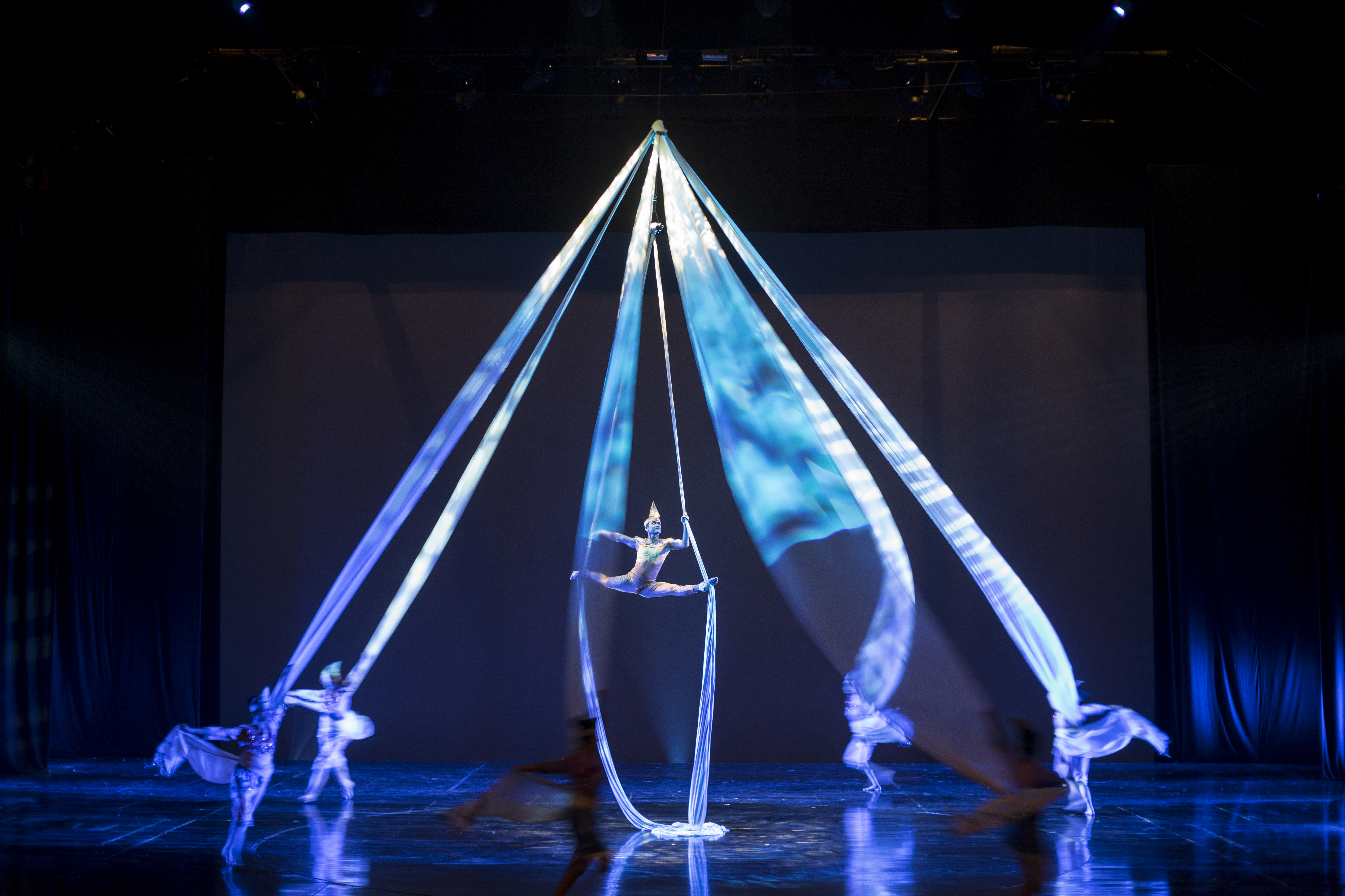 Salinan Solo Aerial Devdan Show Bali