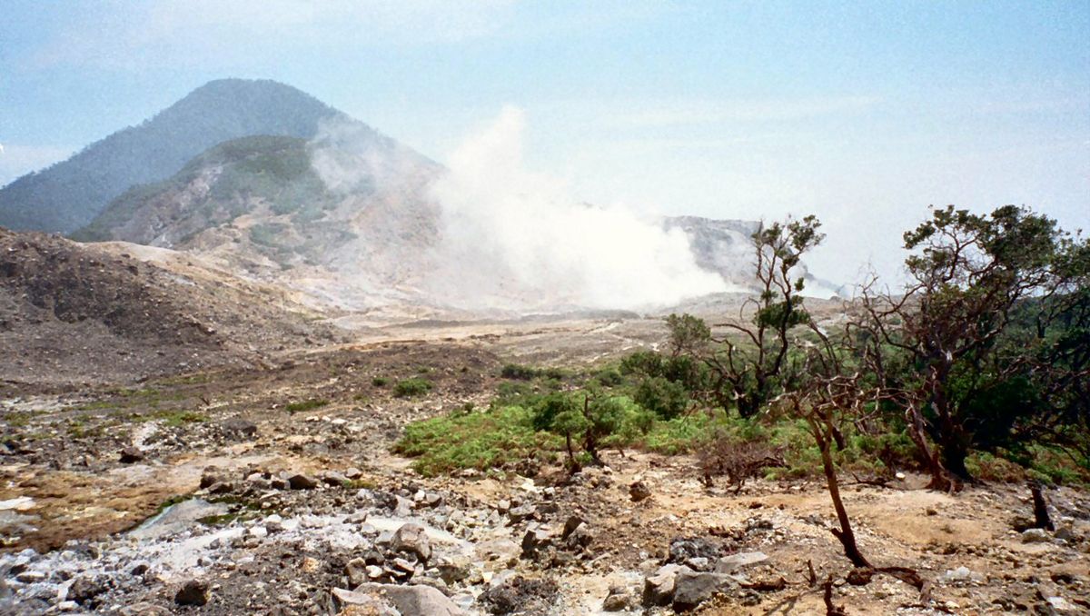 PROMO OPEN TRIP Paket Wisata Gunung Papandayan 3D2N Korina Tour
