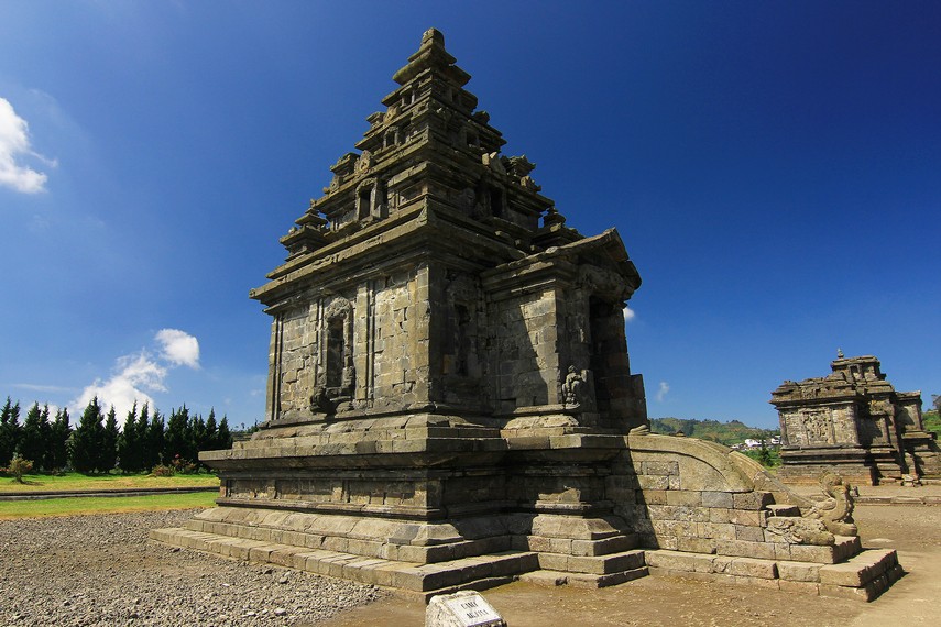 6__Seluruh_arca_yang_ada_di_kompleks_candi_ini_disimpan_di_Museum_Kailasa_untuk_menghindarkan_dari_tindak_pencurian-edit